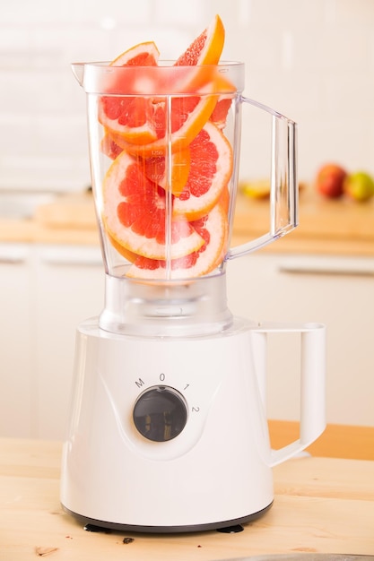 Grapefruit witte blender op een houten tafel