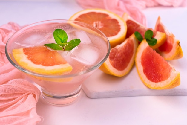 Grapefruitcocktail met ijs en munt op Bovenaanzicht