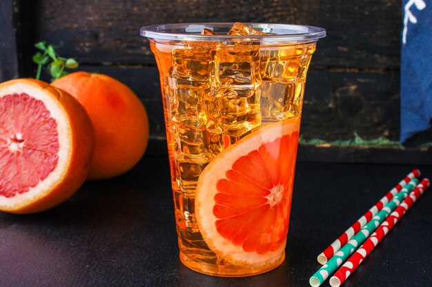 grapefruitlimonade met ijs