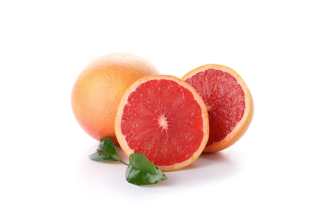 Grapefruits met bladeren die op witte achtergrond worden geïsoleerd