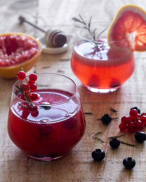 Foto grapefruitsap en rood fruit