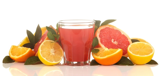 grapefruitsap in een glas met vers fruit