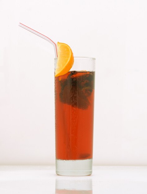 Grapefruitthee in een glas met ijs en stro. drankje geïsoleerd op witte achtergrond