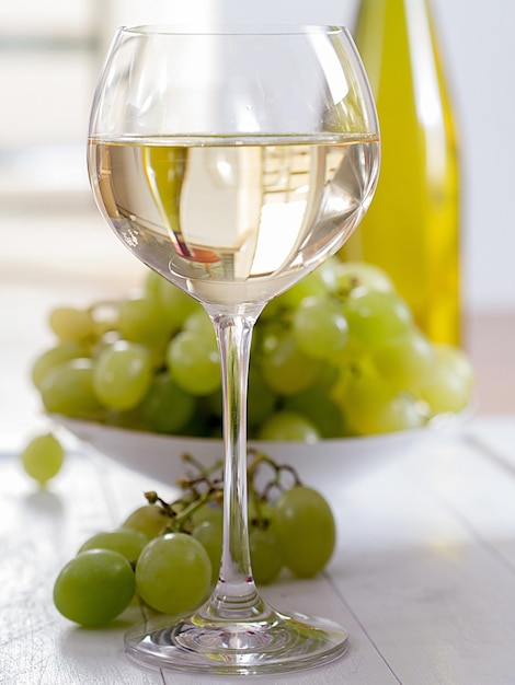 Photo grapes background wine glass photo with drinks