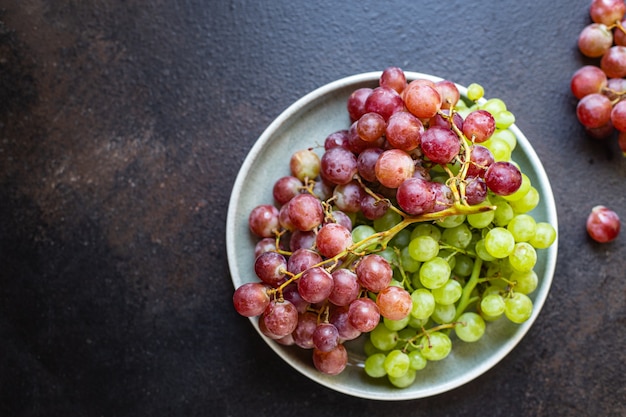 Photo grapes fresh sweet ripe fruit food organic product meal snack on the table copy space food