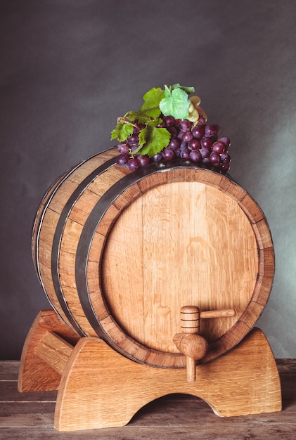 ワインとコピースペースと木製の樽のブドウ