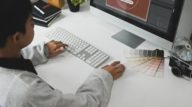 Photo a graphic designer is using colour swatch at her workspace