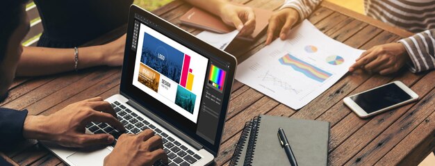 Foto software di progettazione grafica per la progettazione moderna di pagine web e annunci commerciali