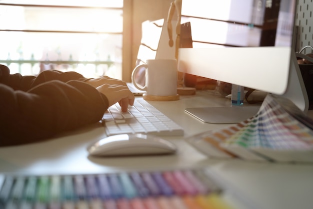 Foto graphic designer che lavora sull'area di lavoro creativa