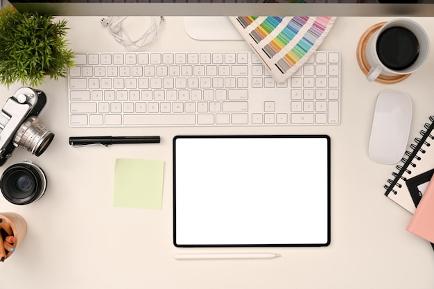 Вид сверху рабочего места графического дизайнера с цветом палитры макета планшета и аксессуарами