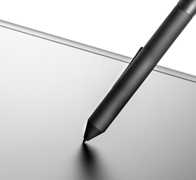 Photo the graphic tablet with the black pencil on white background