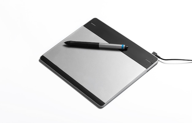 흰색 배경에 격리된 일러스트레이터와 디자이너를 위한 펜이 있는 그래픽 태블릿