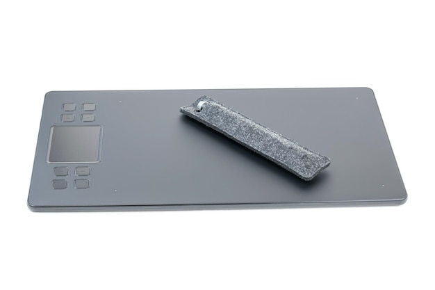 Tavoletta grafica con una matita in una custodia isolata su sfondo bianco. un dispositivo per lavorare con editor di immagini.