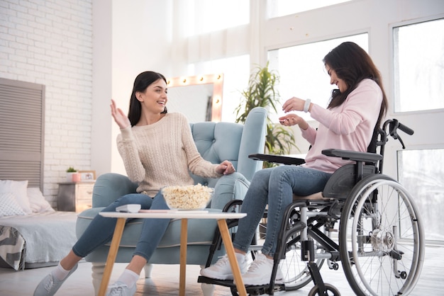 Grapje. Vrolijke zus en onbeweeglijke vrouw die van de tijd genieten en lachen