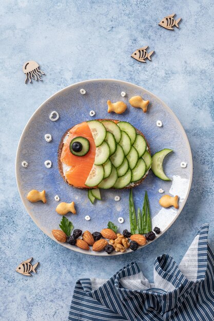 Grappig broodje zalmvis met komkommer voor de kinderlunch