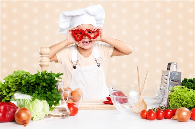 Foto grappig chef-kokmeisje dat in de keuken kookt