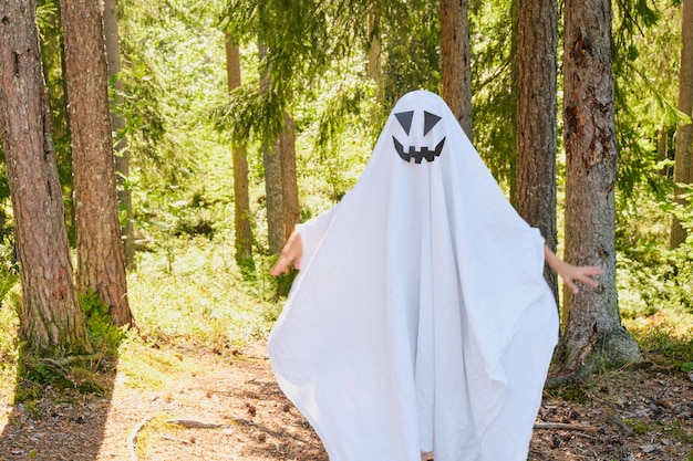 Grappig en eng spookkostuum voor halloween in het bos