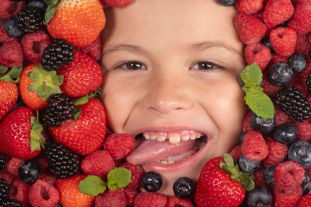 Grappig fruit kindergezicht met bessen mix van aardbei bosbessen frambozen braambes