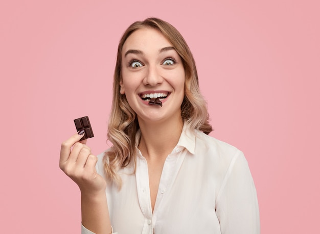 grappig gezicht dame bijten chocolade