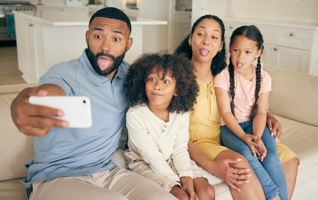 Grappig gezicht familie en selfie in de huiskamer samenkomen en ontspannen Glimlach profielfoto en kinderen met moeder en vader die foto's maken voor een gelukkige herinnering op sociale media liefde en zorg