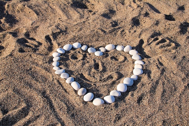 Grappig hart op het strandzand