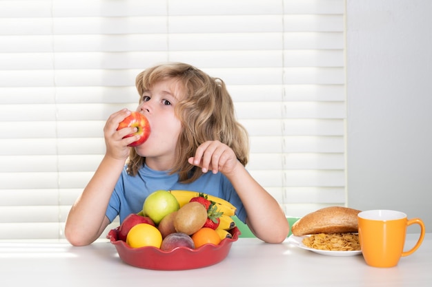 Grappig kind dat appel eet, klein kindjongen met gezond ontbijt kinderen voeding en ontwikkeling ea