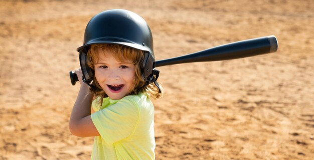 Grappig kind dat honkbalbeslag speelt in de jeugdcompetitie en een huurmoordenaar krijgt die een honkbal raakt