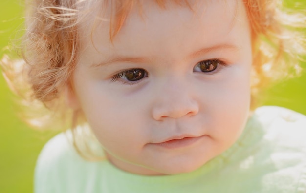 Grappig kind gezicht close-up kinderen baby portret