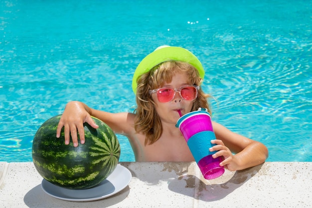 Grappig kind in zwembad Kind drink cocktail zomerfruit watermeloen Zomercocktail voor kinderen