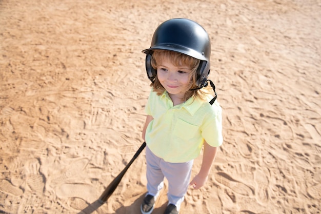 Grappig kinderbeslag dat op het punt staat een worp te raken tijdens een honkbalwedstrijd Honkbal voor kinderen klaar om te slaan Leuk kindergezicht