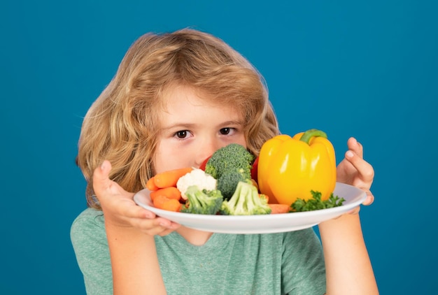 Grappig kinderbord met groenten, gezond ontbijt voor kinderen, groenten en fruit voor kinderen