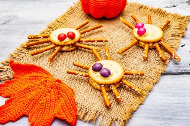 Grappig kindereten. Eetbare spinnen, Halloween-concept