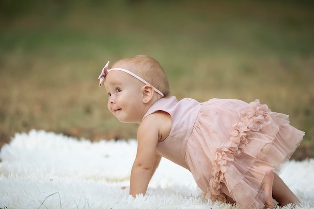 Grappig klein meisje op een wandeling in een zomerpark Een jaar oud kind Lieve baby