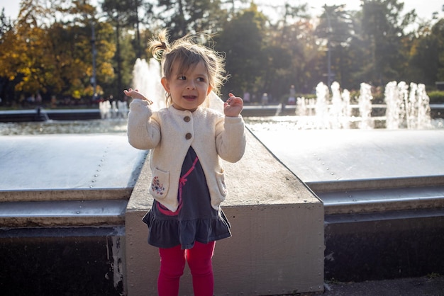 grappig klein meisje spelen in park zonnige zomerdag