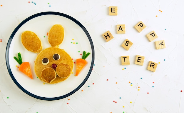 Grappig konijn gemaakt van pannenkoeken Paas kinderontbijt