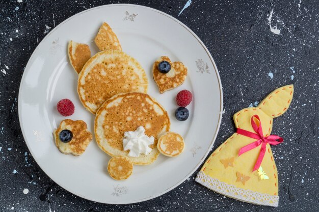 Grappig konijn gemaakt van pannenkoeken