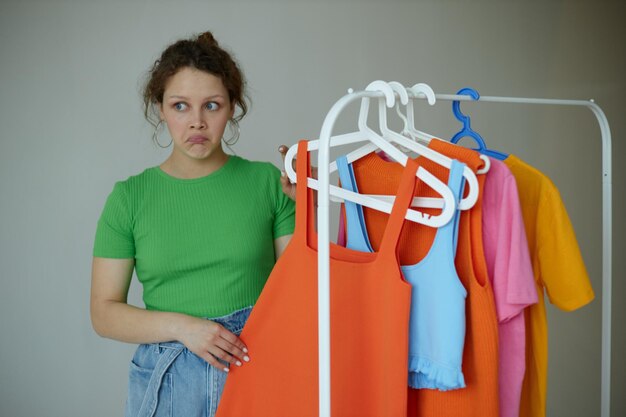 Grappig meisje garderobe kleurrijke kleding jeugd stijl geïsoleerde achtergronden ongewijzigd