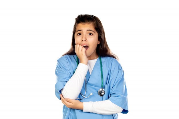 Grappig meisje met blauwe uniform arts