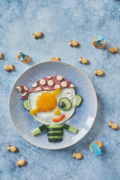 Grappig piratengebakken ei met ham en groente voor het kinderontbijt