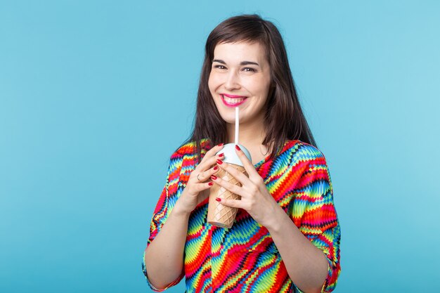 Grappig portret van mooi hipster meisje trendy lichte kleding accessoires dragen en make-up. Zij is