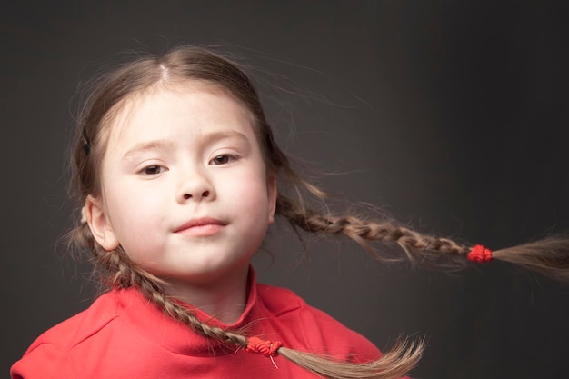 Grappig schattig meisje met staartjes in de wind