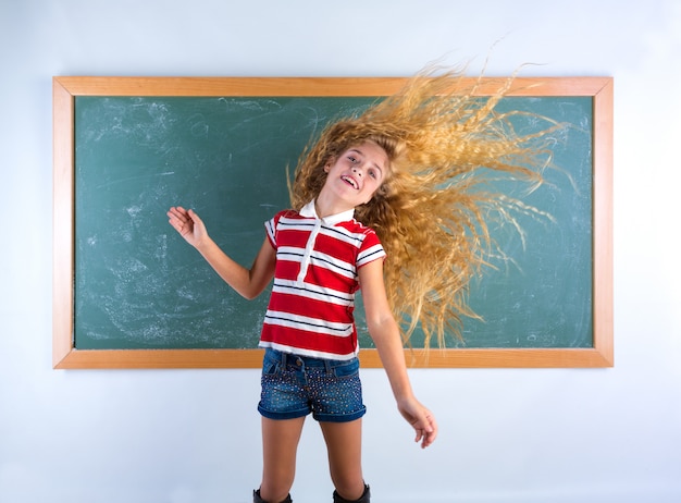 grappig studentenmeisje dat lang haar wegknipt op school