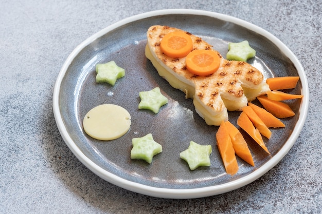 Grappig tosti-broodje als een raket met sterren