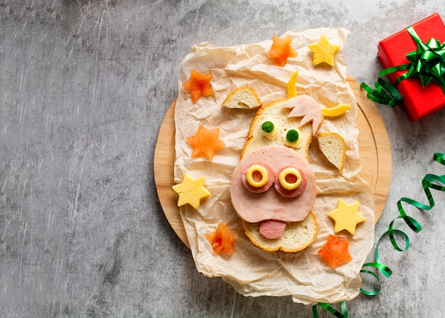 Grappig voedsel met eetbaar symbool stierkoe gemaakt van brood, kaas en groenten