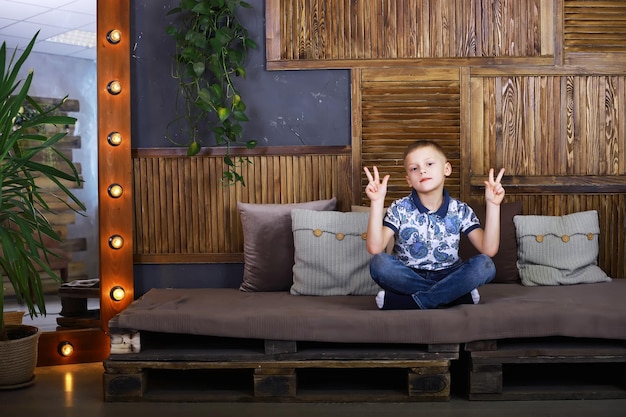 Grappige actieve familie van jonge volwassen ouders en schattige kleine kinderen die samen spelen in het interieur van de woonkamer, zorgeloze kleine kinderen met mama papa die plezier heeft met lachen geniet van vrije tijd thuis