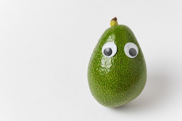 Grappige avocado met Googly ogen op witte achtergrond Dieet goede voeding concept
