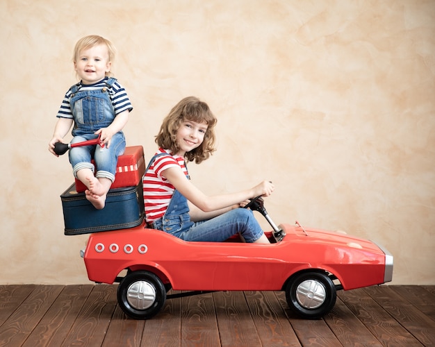 Grappige babyjongen en kind spelen thuis. Zomervakantie en reisconcept