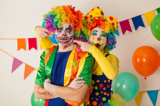 Grappige clown en enge clown op een kleurrijk feest