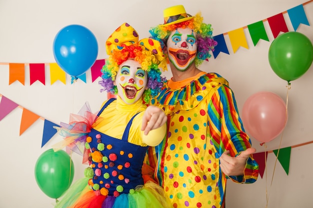 Grappige clowns op een kleurrijk feest