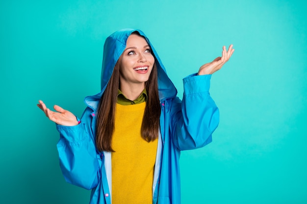 grappige dromerige zorgeloze dame in regenjas geniet van herfstweer